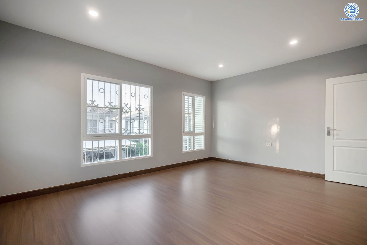 บ้านเดี่ยวมือสอง จากแบรนด์ LH โครงการ ชัยพฤกษ์ วัชรพล หลังใหญ่ เนื้อที่ 55.4 ตร.ว. ฟังก์ชัน 3 ห้องนอน 3 ห้องน้ำ จอดรถได้ 2 คัน พร้อม Facilities ครบครัน บนทำเลเดินทางสะดวก ติดถนนสุขาภิบาล5 เชื่อมต่อหลายเส้นทาง ใกล้ทางด่วน "ฉลองรัช" และรถไฟฟ้าสายสีเขียว "สถานีสายหยุด"